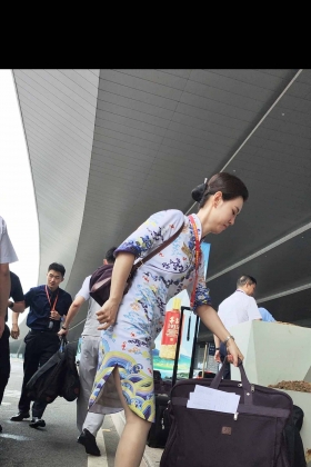 原创4K视频机场偶遇海航国际航班空姐们灰si很吸睛