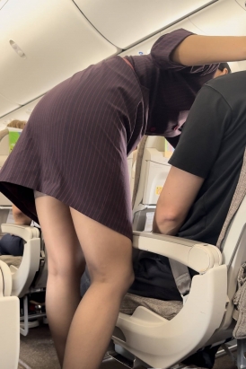 上航空姐超模身材诱人黑丝客舱服务大量露袜根
