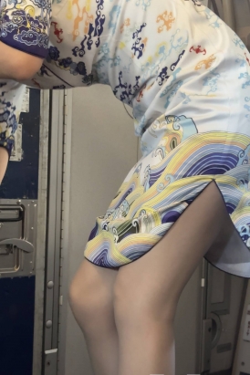 海航空姐制服灰丝前舱干活婀娜身姿近距离直拍