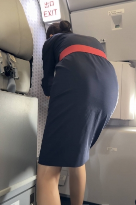 东航空姐连衣裙制服咖丝高跟客舱过道走动身姿