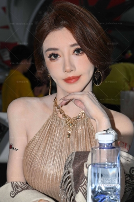 小喵大宝89√丝袜给美足怼穿了哈哈哈哈【套图➕4k视频】