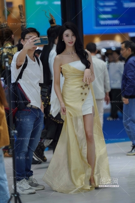 白裙网红美腿车模