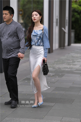 编码2160白色长裙气质少妇