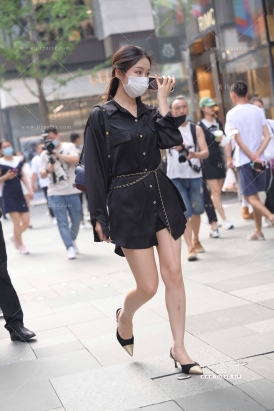 街拍性感白皙美腿美女