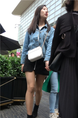 4K 街拍性感短裙美腿牛仔外套气质美女 [1.54 GB]