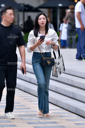 ★白衫牛仔裤美女