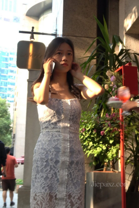 4K - 接电话的燕尾裙街拍高跟美女 [700 MB/MP4]