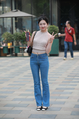 搭讪街拍可爱的牛仔裤小姐姐