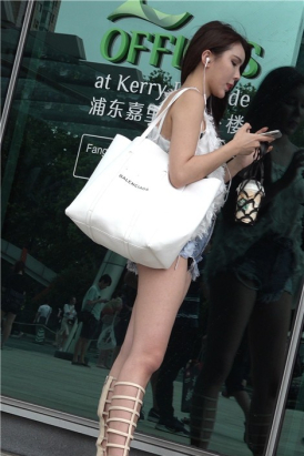 4K - 高腰超短热裤街拍美腿气质美颜小姐姐 [708 MB]