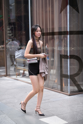 街拍美腿白皙小姐姐