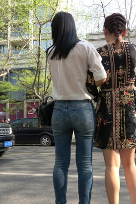 4k-紧身牛仔裤白衬衫知性街拍女神姐姐第二集 [1.29 GB]