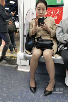 78期灰丝短群地铁18p