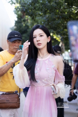 淡粉色长裙玉足美女 六个馒头