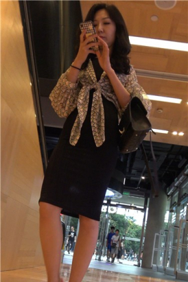 4k超清，性感高挑气质美女商场休息区玩手机！[2.20 GB]