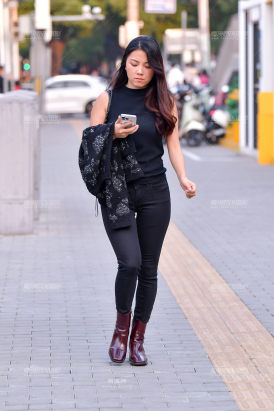 ★黑色牛仔紧身裤美女