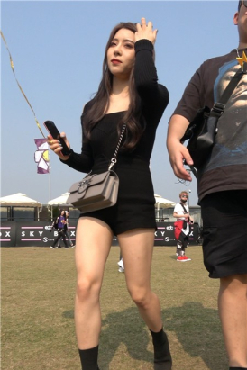 4K - 黑衣性感街拍美腿超高颜值气质美女 [1.59 GB]