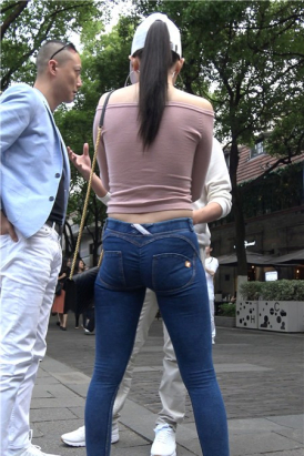 4k-极度紧绷蓝牛粉衣鸭舌帽街拍美女 [843 MB]