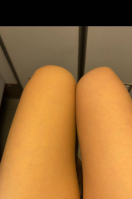 最新东航空姐裙装厕所秀腿实拍