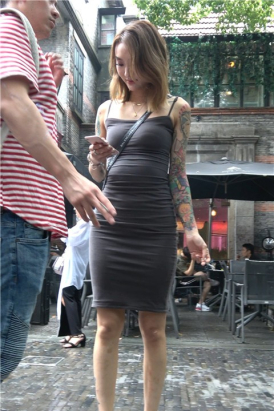 4K 灰色吊带裙纹身妹