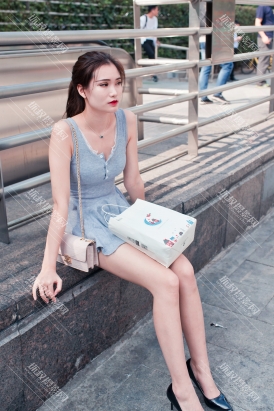 【M0548】沉迷游戏的极品美腿肉丝女孩在马路上遭遇的故事