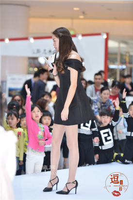 编码0072黑色短裙肉丝美腿凉高