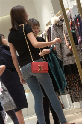 4K 黑T恤极品美腿街拍紧身蓝色牛仔裤美女 [1.15 GB]