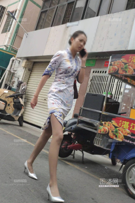 4K视频偶遇海航空姐回家灰丝大长腿高跟带劲啊