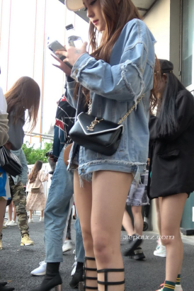 4K -性感高挑街拍热裤罗马鞋大美女 [963 MB/MP4]