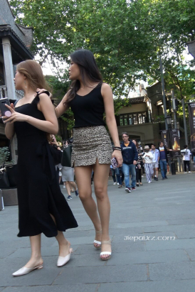 4K - 街拍性感豹纹短裙极品美女 [1.08 GB/MP4]