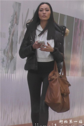 街拍身材劲爆运动鞋长腿美女姐姐 [1.35 GB]