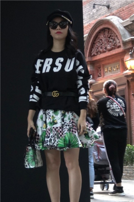 4k - 酷酷的墨镜美女摆拍 [1.41 GB/MP4]