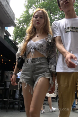 4K - 露脐的小蛮腰街拍热裤美女 [1.46 GB/MP4]