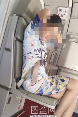 海航高颜值空姐坐姿侧拍