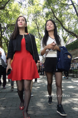 4K - 2位黑丝美女拍照 [2.55 GB/MP4]