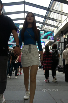 4K - 街拍包臀白短裙长发姑娘 [1.32 GB/MP4]