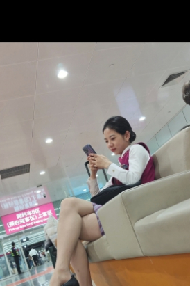 4K视频候机楼偶遇南航空姐二郎腿肉丝高跟