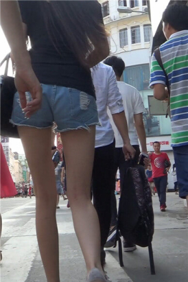 街拍娇小苗条身材的小姑娘 [450 MB]