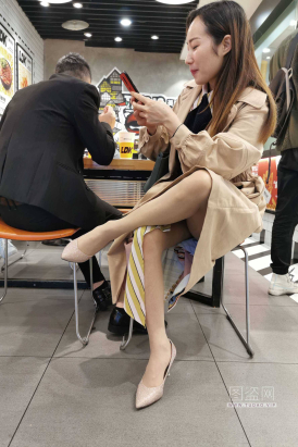 心灵街拍第28期 翘二郎腿丝袜美女