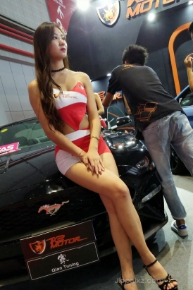 4K - 超美的长腿模特姐姐 [694 MB/MP4]