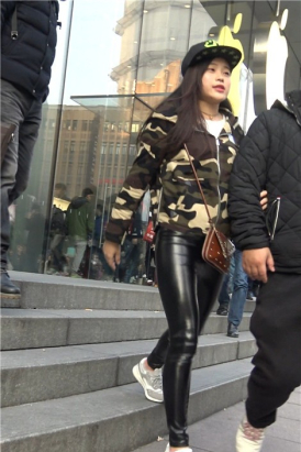 4K - 迷彩服鸭舌帽街拍皮裤小姐姐 2 [1.39 GB]