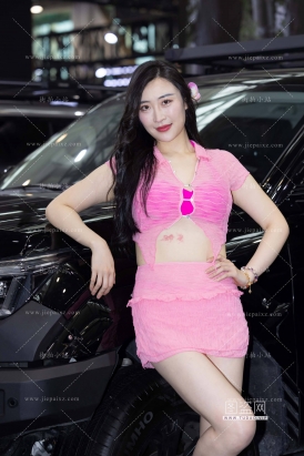 粉色裙美腿车模