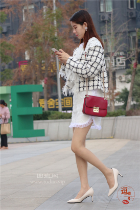 编码2513肉丝美腿高跟短裙