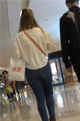 4K - 商场偶遇两位极品紧身牛仔裤街拍美臀美女[893 MB]