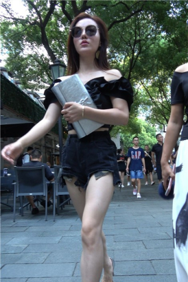 4K - 街拍超短热裤性感美女女神姐姐 [826 MB]