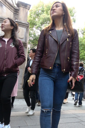 4K 街拍牛仔紧身皮衣成熟美女 [1.26 GB]