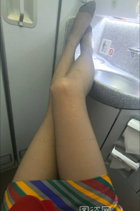 真实藏航空姐厕所丝袜秀腿实拍。有亮点