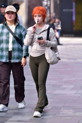 ★红发绿紧身裤美女