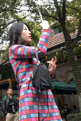 4K - 爱拍照的格子裙美女 [1.74 GB/MP4]