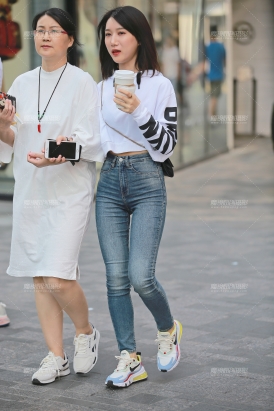 【玻璃赛帖】国庆节陪妈妈逛街的小美女