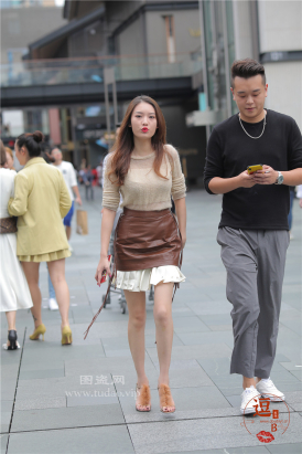 编码2375短裙美腿凉高美脚